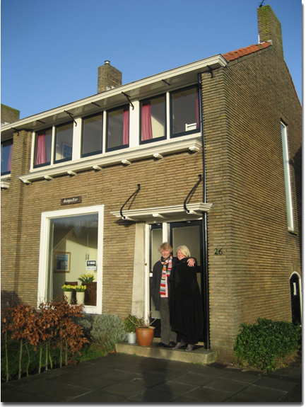 Gerard Jan Hellinga en Anneke Hempenius; De trotse eigenaren van vakantiehuis de Duinputter, Brink 26, de Koog, Texel, NL